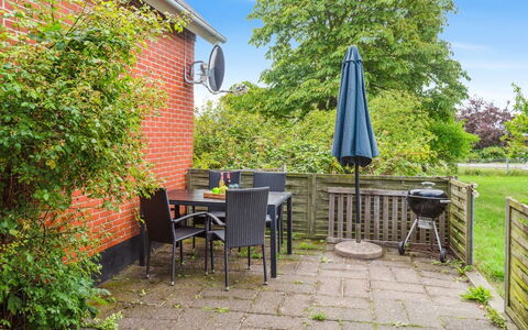 Atena - 250M from the Sea: Dach, Haus, Grundstueck, Zuhause, Hütte, Estate, Gartenbauten, Schatten, Blockhaus, Landscaping