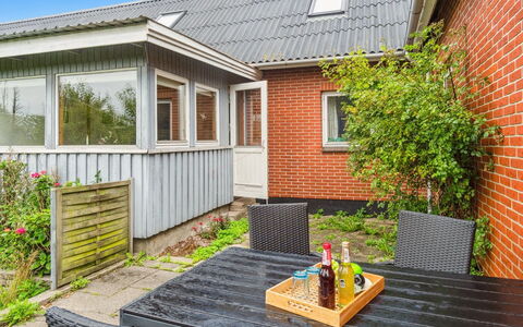 Atena - 250M from the Sea: Dach, Haus, Grundstueck, Zuhause, Hütte, Estate, Gartenbauten, Schatten, Blockhaus, Landscaping