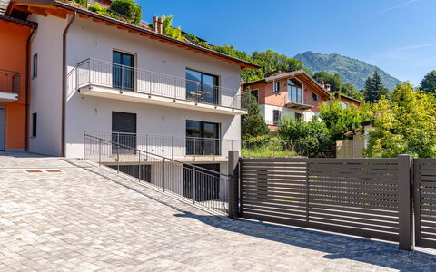 Casa Tondi: Himmel, Gebäude, Eigentum, Pflanze, Fenster, Azurblau, Baum, Urban Design, Haus, Schatten