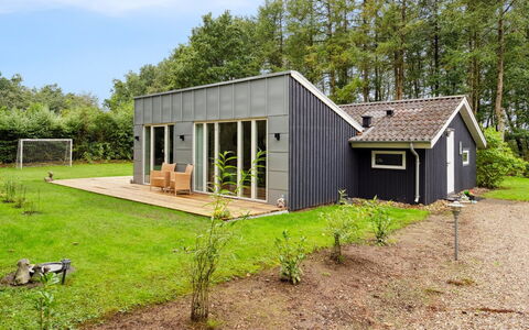 Brynhild - 30Km from the Sea: Haus, Zuhause, Dach, Wohngebiet, Hütte, Estate, Bauernhaus, Rasen, Landscaping, Abstellgleis