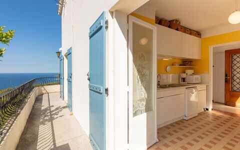 Carqueiranne 99: Cabinetry, Eigentum, Countertop, Gebäude, Himmel, Holz, Beleuchtung, Interior Design, Fenster, Fussboden