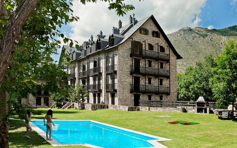 Herbasabina: Eigentum, Haus, Gebäude, Zuhause, Die Architektur, Estate, Grundeigentum, Baum, Zimmer, Gras