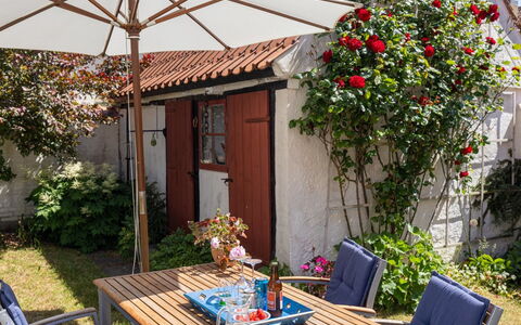 Merete - 50M from the Sea: Dach, Haus, Zuhause, Hütte, Abstellgleis, Estate, Auffahrt, Gartenbauten, Garten, Schuppen