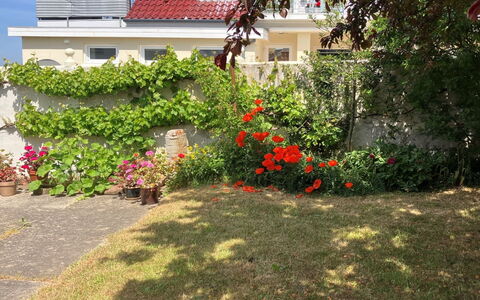 Merete - 50M from the Sea: Dach, Haus, Zuhause, Hütte, Abstellgleis, Estate, Auffahrt, Gartenbauten, Garten, Schuppen