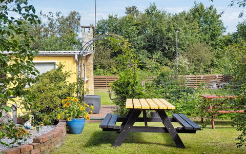 Aslak - 600M from the Sea: Dach, Zuhause, Tür, Hütte, Schatten, Abstellgleis, Garten, Estate, Hinterhof