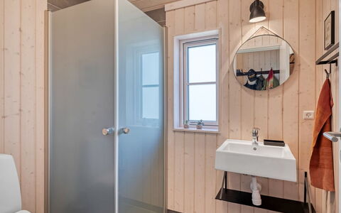 Annvy - 400M from the Sea: Wand, Holz, Flooring, Fussboden, Interior Design, Armatur, Decke, Zimmer, Badezimmer, Installation