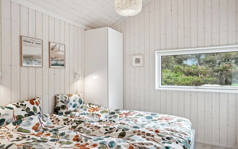 Annvy - 400M from the Sea: Holz, Schlafzimmer, Interior Design, Decke, Flooring, Fussboden, Bettdecke, Bett, Zimmer, Linens