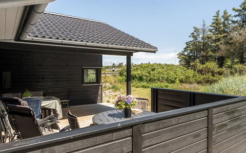 Annvy - 400M from the Sea: Holz, Abstellgleis, Zuhause, Dach, Verbundwerkstoff, Hütte, Veranda, Deck, Planke, Hartholz