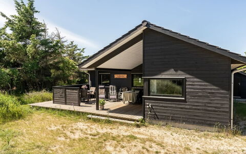 Annvy - 400M from the Sea: Holz, Haus, Dach, Hütte, Zuhause, Abstellgleis, Ländliches Gebiet, Tür, Veranda, Gartenbauten