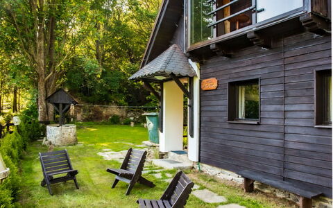 Dolní Jílovice: Pflanze, Gebäude, Fenster, Botanik, Baum, Holz, Grundstueck, Haus, Hütte, Vegetation