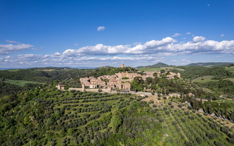 Monticchiello Apartment With Garden, Wifi, Pienza,: Wolke, Himmel, Pflanze, Pflanzengemeinschaft, Natürliche Landschaft, Berg, Grundstueck, Gebäude, Kumulus, Gras
