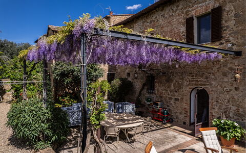 Monticchiello Apartment With Garden, Wifi, Pienza,: Pflanze, Eigentum, Fenster, Himmel, Blume, Wolke, Gebäude, Azurblau, Lila, Haus