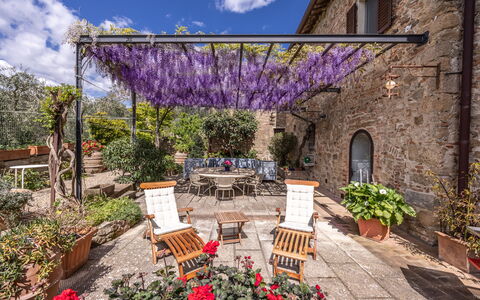 Monticchiello Apartment With Garden, Wifi, Pienza,: Blume, Pflanze, Wolke, Himmel, Möbel, Gebäude, Fenster, Stuhl, Lila, Tabelle