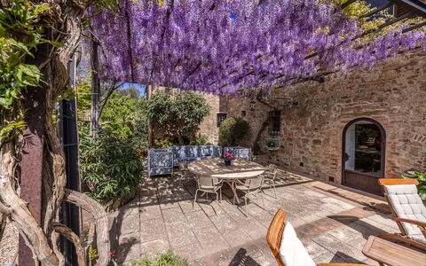 Monticchiello Apartment With Garden, Wifi, Pienza,: Pflanze, Möbel, Gebäude, Blume, Tabelle, Lila, Baum, Gartenmöbel, Strassenlicht, Stuhl