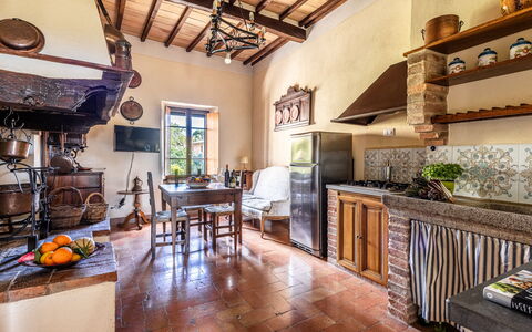 Monticchiello Apartment With Garden, Wifi, Pienza,: Tabelle, Möbel, Eigentum, Cabinetry, Holz, Küche, Interior Design, Countertop, Bilderrahmen, Wohnzimmer