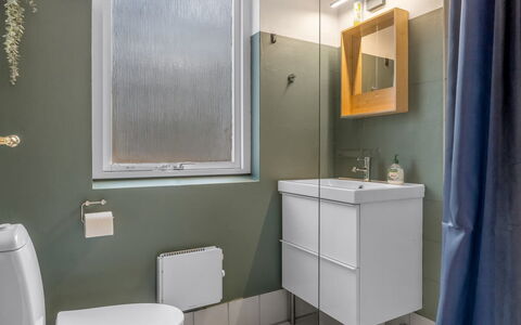 Idalina - 700M from the Sea: Toilleten Sitz, Badezimmer, Armatur, Wand, Toilette, Interior Design, Flooring, Fussboden, Sinken, Installation