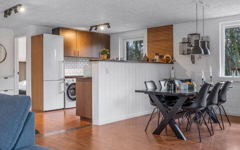 Idalina - 700M from the Sea: Möbel, Flooring, Interior Design, Holz, Fussboden, Decke, Küche, Zimmer, Couch, Haushaltsgerät