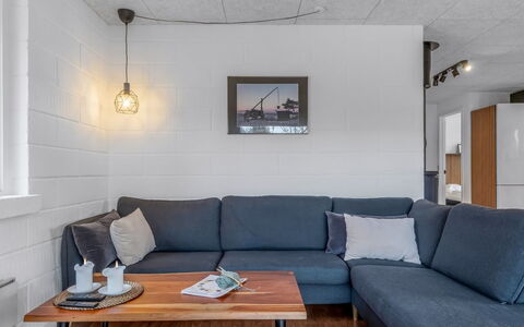 Idalina - 700M from the Sea: Möbel, Flooring, Wand, Interior Design, Holz, Fussboden, Couch, Decke, Zimmer, Wohnzimmer