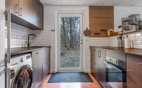 Idalina - 700M from the Sea: Flooring, Holz, Major Appliance, Fussboden, Küche, Küchengerät, Countertop, Cabinetry, Verbundwerkstoff, Haushaltsgerät