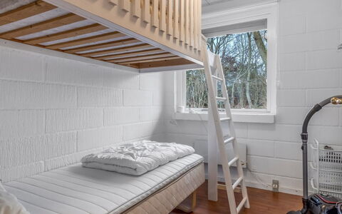 Idalina - 700M from the Sea: Wand, Holz, Schlafzimmer, Bett, Etagenbett, Fussboden, Flooring, Interior Design, Bedding, Bettdecke