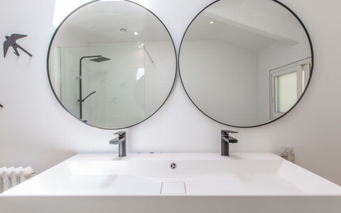 Caloye: Spiegel, Eigentum, Armatur, Möbel, Zapfhahn, Weiss, Sinken, Bad Sink, Badezimmer, Interior Design