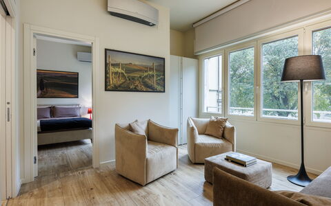 Betty Florence Charming Modern Apartment Near Piaz: Couch, Eigentum, Möbel, Komfort, Tabelle, Fenster, Holz, Interior Design, Flooring, Bilderrahmen