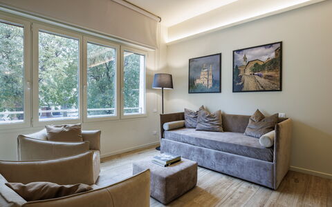 Betty Florence Charming Modern Apartment Near Piaz: Couch, Eigentum, Möbel, Bilderrahmen, Holz, Interior Design, Beleuchtung, Fenster, Fussboden, Schatten