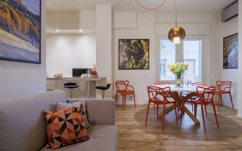 Betty Florence Charming Modern Apartment Near Piaz: Tabelle, Bilderrahmen, Möbel, Eigentum, Fenster, Couch, Holz, Interior Design, Orange, Flooring