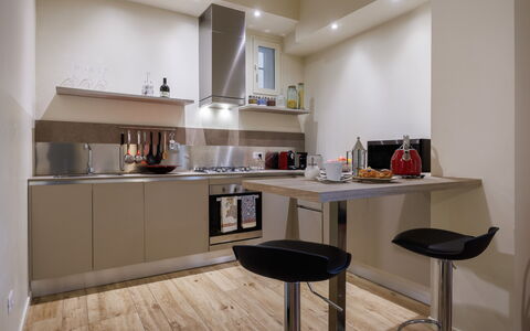Betty Florence Charming Modern Apartment Near Piaz: Cabinetry, Möbel, Gebäude, Countertop, Holz, Interior Design, Flooring, Fussboden, Tabelle, Küche