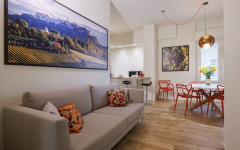 Betty Florence Charming Modern Apartment Near Piaz: Bilderrahmen, Möbel, Eigentum, Couch, Tabelle, Orange, Interior Design, Pflanze, Komfort, Wohnzimmer