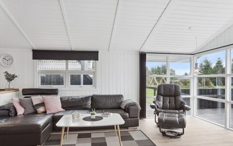 Sylvi - 750M from the Sea: Möbel, Interior Design, Flooring, Holz, Fussboden, Decke, Holzboden, Stuhl, Tabelle, Beleuchtung