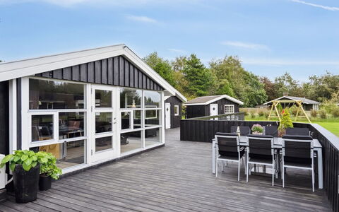 Sylvi - 750M from the Sea: Möbel, Interior Design, Flooring, Holz, Fussboden, Decke, Holzboden, Stuhl, Tabelle, Beleuchtung