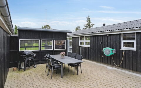 Sylvi - 750M from the Sea: Möbel, Interior Design, Flooring, Holz, Fussboden, Decke, Holzboden, Stuhl, Tabelle, Beleuchtung