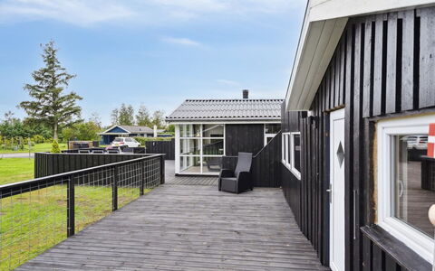 Sylvi - 750M from the Sea: Möbel, Interior Design, Flooring, Holz, Fussboden, Decke, Holzboden, Stuhl, Tabelle, Beleuchtung