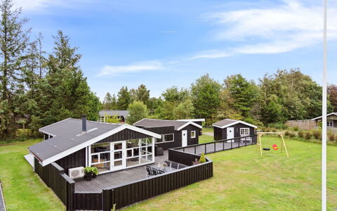 Sylvi - 750M from the Sea: Möbel, Interior Design, Flooring, Holz, Fussboden, Decke, Holzboden, Stuhl, Tabelle, Beleuchtung