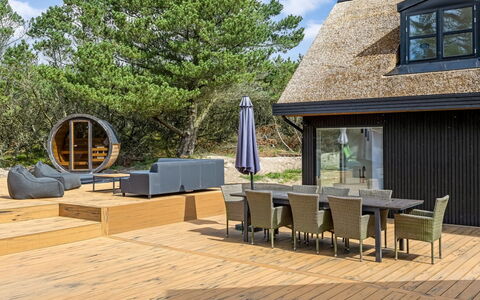 Hejdie - 750M from the Sea: Decke, Flooring, Interior Design, Fussboden, Verbundwerkstoff, Möbel, Resort, Hotel, Design, Daylighting