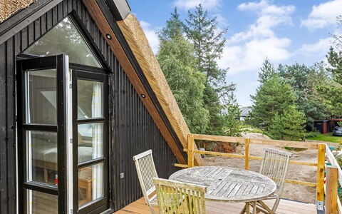 Hejdie - 750M from the Sea: Decke, Flooring, Interior Design, Fussboden, Verbundwerkstoff, Möbel, Resort, Hotel, Design, Daylighting