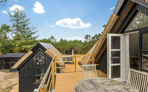 Hejdie - 750M from the Sea: Decke, Flooring, Interior Design, Fussboden, Verbundwerkstoff, Möbel, Resort, Hotel, Design, Daylighting