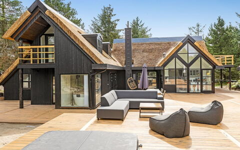Hejdie - 750M from the Sea: Decke, Flooring, Interior Design, Fussboden, Verbundwerkstoff, Möbel, Resort, Hotel, Design, Daylighting