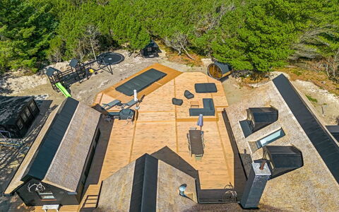 Hejdie - 750M from the Sea: Decke, Flooring, Interior Design, Fussboden, Verbundwerkstoff, Möbel, Resort, Hotel, Design, Daylighting