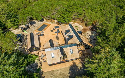 Hejdie - 750M from the Sea: Decke, Flooring, Interior Design, Fussboden, Verbundwerkstoff, Möbel, Resort, Hotel, Design, Daylighting