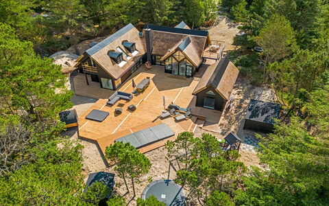 Hejdie - 750M from the Sea: Decke, Flooring, Interior Design, Fussboden, Verbundwerkstoff, Möbel, Resort, Hotel, Design, Daylighting