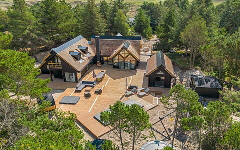 Hejdie - 750M from the Sea: Decke, Flooring, Interior Design, Fussboden, Verbundwerkstoff, Möbel, Resort, Hotel, Design, Daylighting