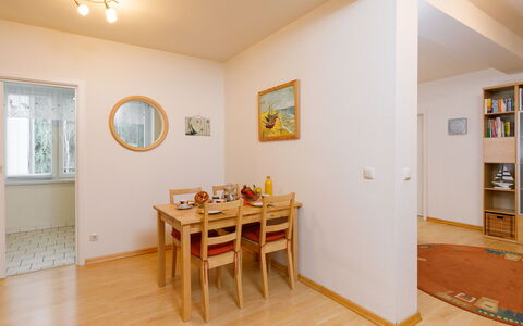 Zinnowitz 103: Bilderrahmen, Tabelle, Gebäude, Holz, Fenster, Farbe, Interior Design, Fussboden, Haus, Flooring