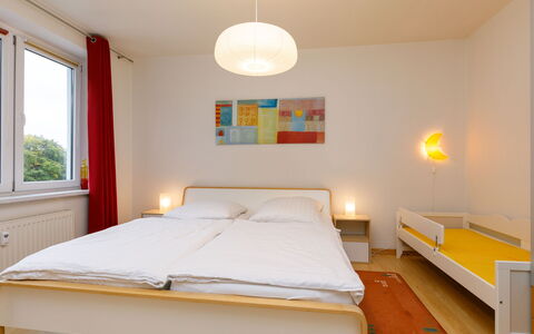 Zinnowitz 103: Möbel, Gebäude, Komfort, Azurblau, Holz, Schatten, Fenster, Farbe, Bett