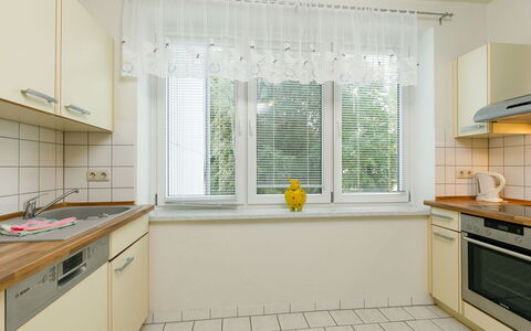 Zinnowitz 103: Cabinetry, Gebäude, Countertop, Spüle, Fenster, Beleuchtung, Küche, Interior Design, Holz, Armatur