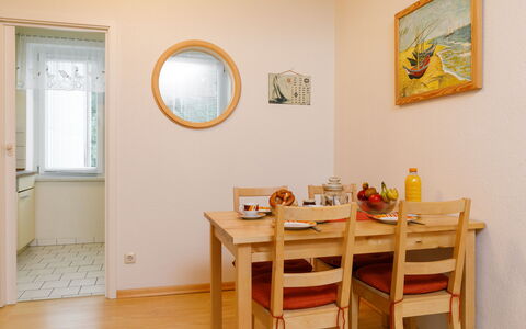 Zinnowitz 103: Tabelle, Möbel, Eigentum, Fenster, Gebäude, Bilderrahmen, Holz, Interior Design, Haus, Stuhl