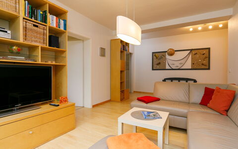 Zinnowitz 103: Möbel, Tabelle, Couch, Komfort, Holz, Cabinetry, Orange, Interior Design, Flooring, Gebäude