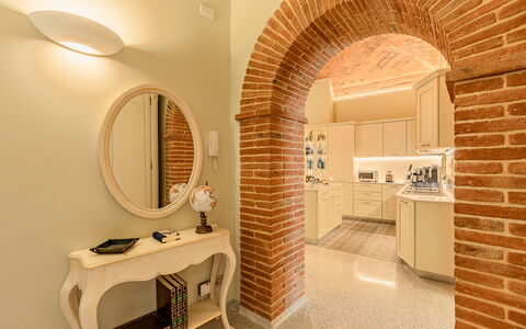 Charming Apartment Cartoni - Città Della Pieve, Um: Spiegel, Möbel, Eigentum, Gebäude, Interior Design, Tabelle, Flooring, Fussboden, Holz, Backstein
