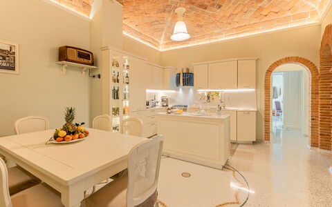 Charming Apartment Cartoni - Città Della Pieve, Um: Möbel, Tabelle, Gebäude, Stuhl, Beleuchtung, Bilderrahmen, Interior Design, Fussboden, Flooring, Schublade